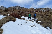 45 Non seguiamo il sentiero, ma saliamo per facile cresta ben poco innevata